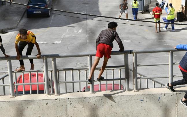 Varios menores tratan de saltar la valla de Melilla.