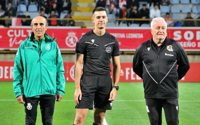El árbitro del partido, este viernes con representantes de los servicios médicos de Cultural y Real. / CULTURAL LEONESA
