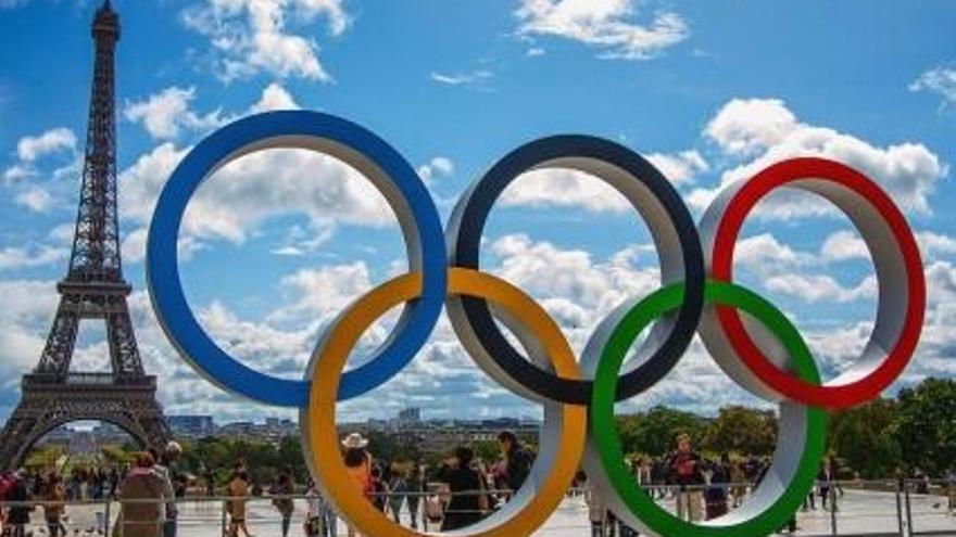 Los aros olímpicos con la Torre Eiffel de fondo