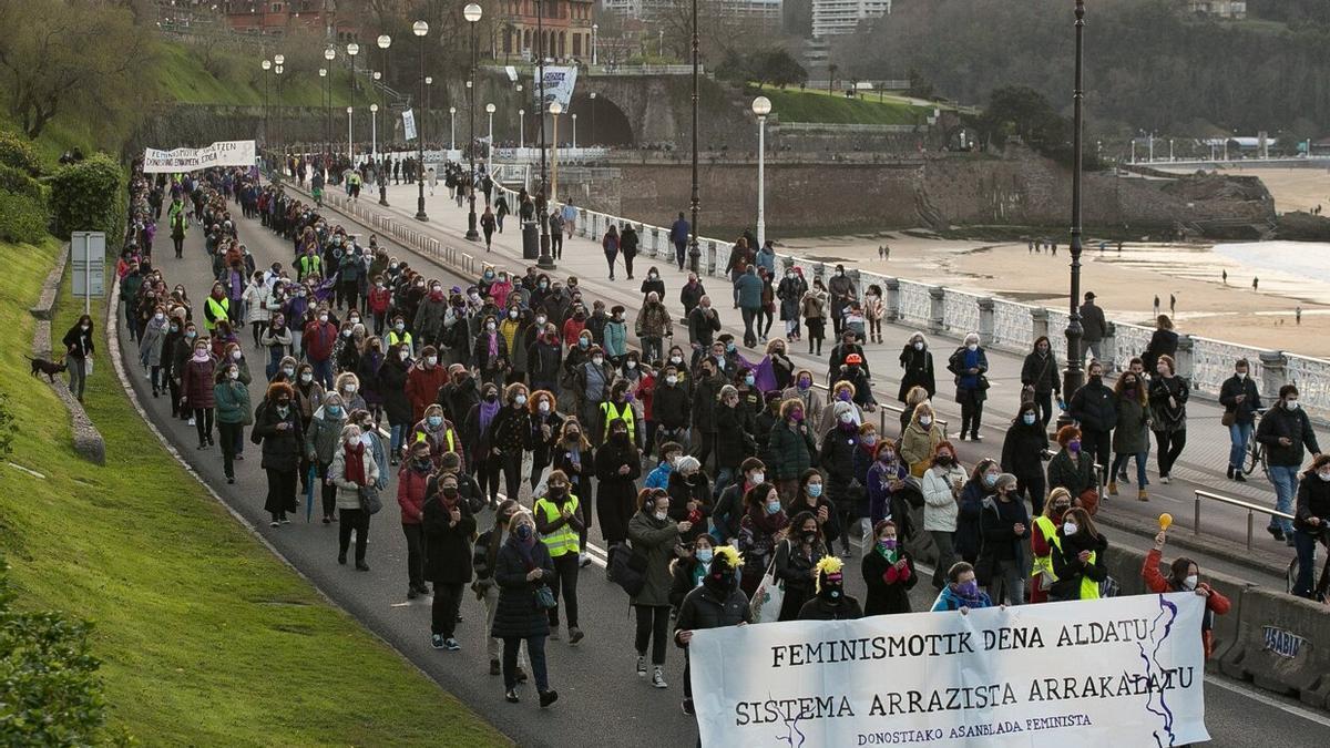 Manifestación del 8M a su paso por La Concha