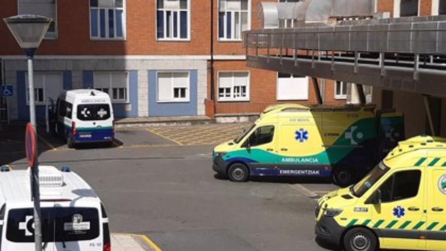 Ambulancias a las puertas del hospital de Cruces