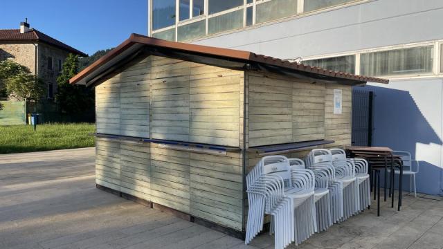 El chiringuito de las piscinas exteriores de Musakola aguarda su apertura.