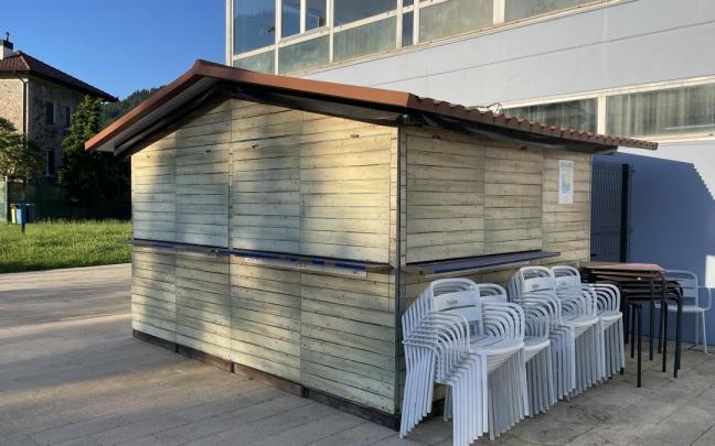 El chiringuito de las piscinas exteriores de Musakola aguarda su apertura.