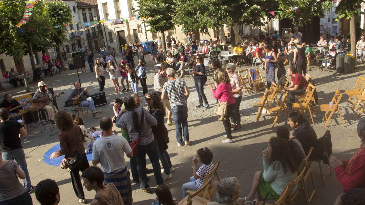 Actuación musical en una de las ediciones de Aste Zapatista en su cuarto de siglo de andadura.