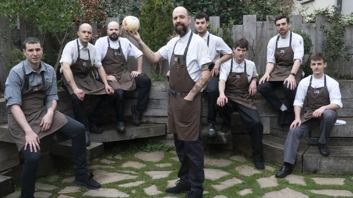 El chef Edorta Lamo, junto con su equipo