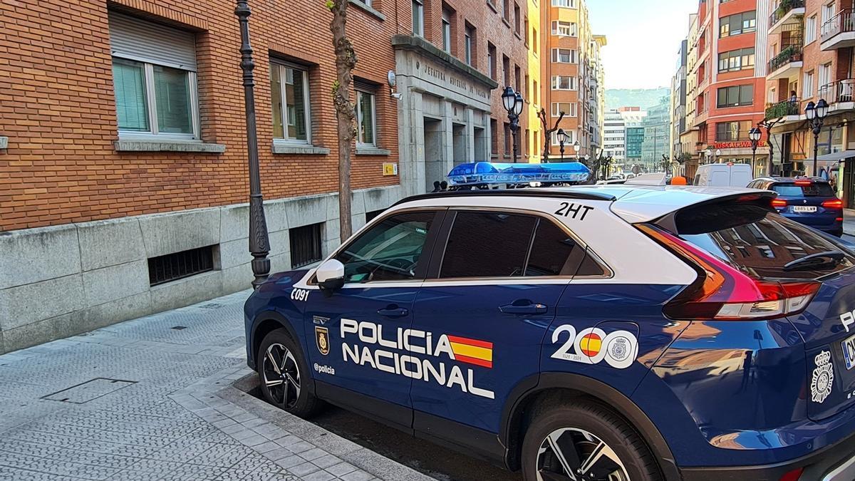 Vehículo frente a la comisaría de la Policía Nacional en Bilbao.