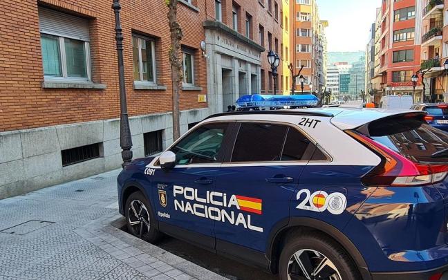 Vehículo frente a la comisaría de la Policía Nacional en Bilbao.