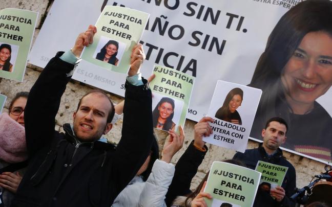Varias personas se manifiestan con retratos de Esther López para exigir justicia. Varias personas se manifiestan con retratos de Esther López para exigir justicia.