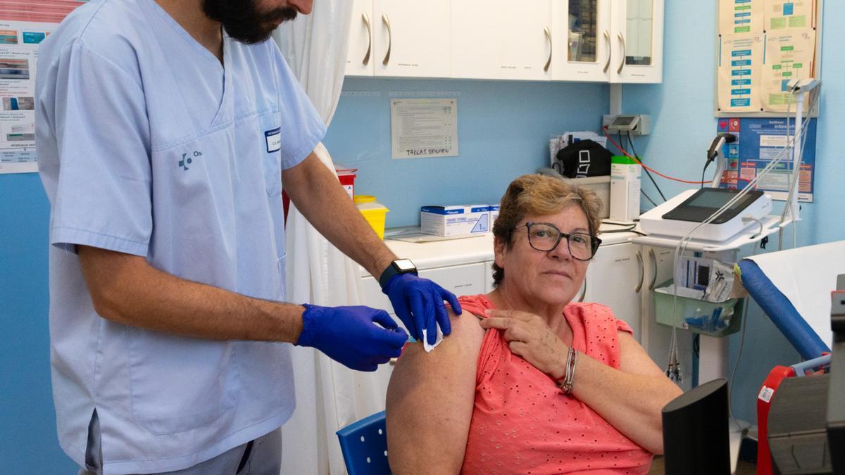 Un enfermero de Osakidetza vacunando a una mujer en un ambulatorio.
