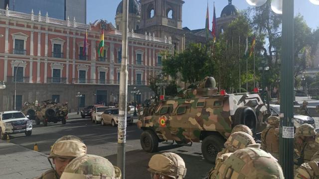 Unidades militares ante la sede del Ejecutivo boliviano