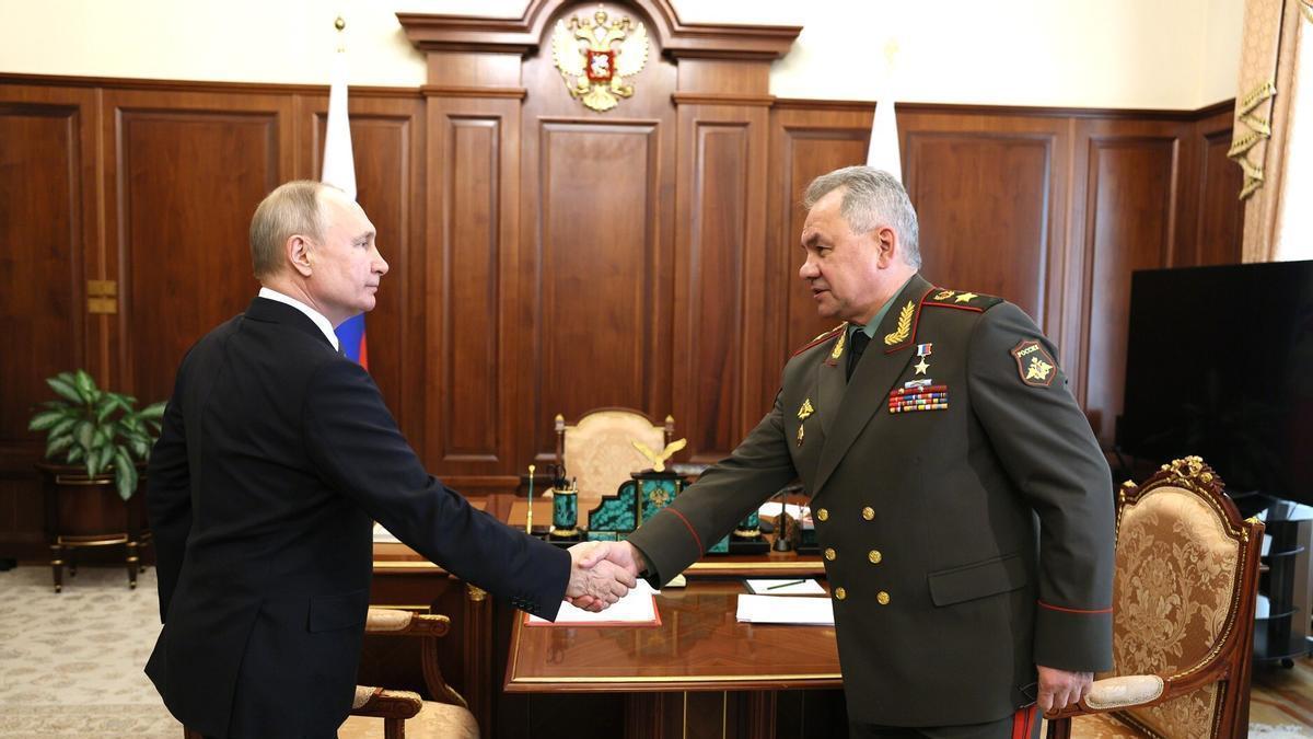 Putin saluda a su ministro de Defensa, Sergei Shoigu.