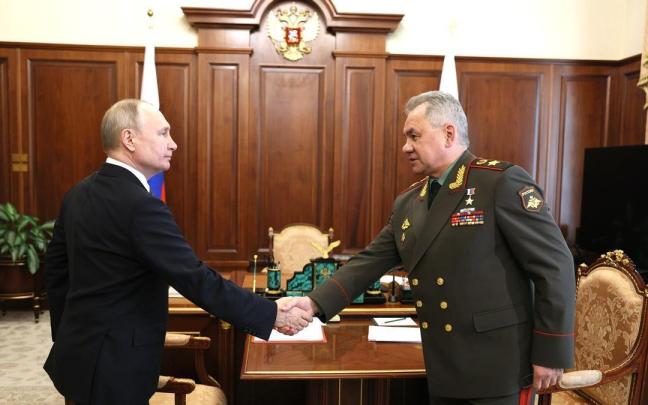 Putin saluda a su ministro de Defensa, Sergei Shoigu.