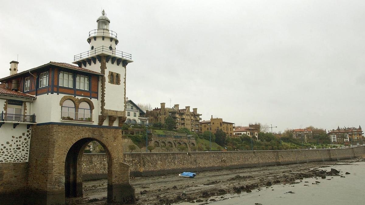 El faro de Arriluze, fuera de servicio, es de aspecto el más atípico de levantados en Bizkaia.