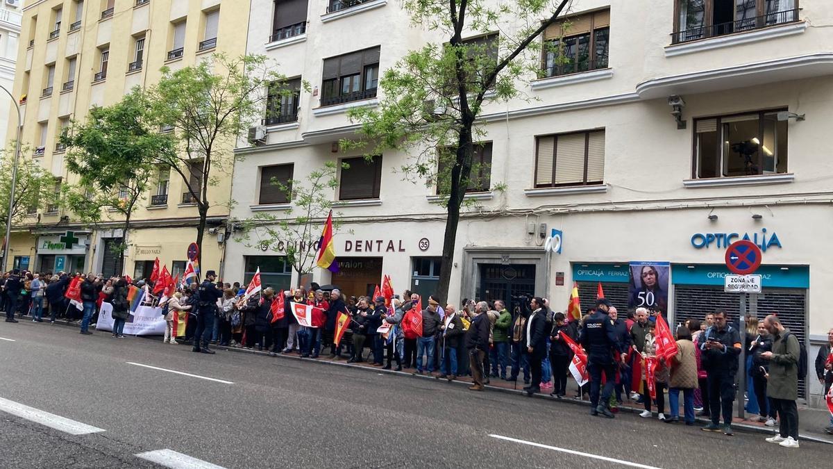 Militantes y simpatizantes socialistas, frente a la sede de Ferraz.