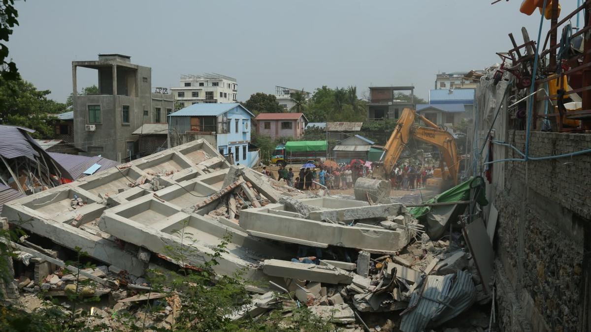 Edificios destruidos por el terremoto del viernes en Mandalay, Birmania.