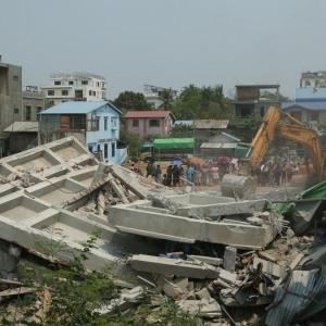 Edificios destruidos por el terremoto del viernes en Mandalay, Birmania.