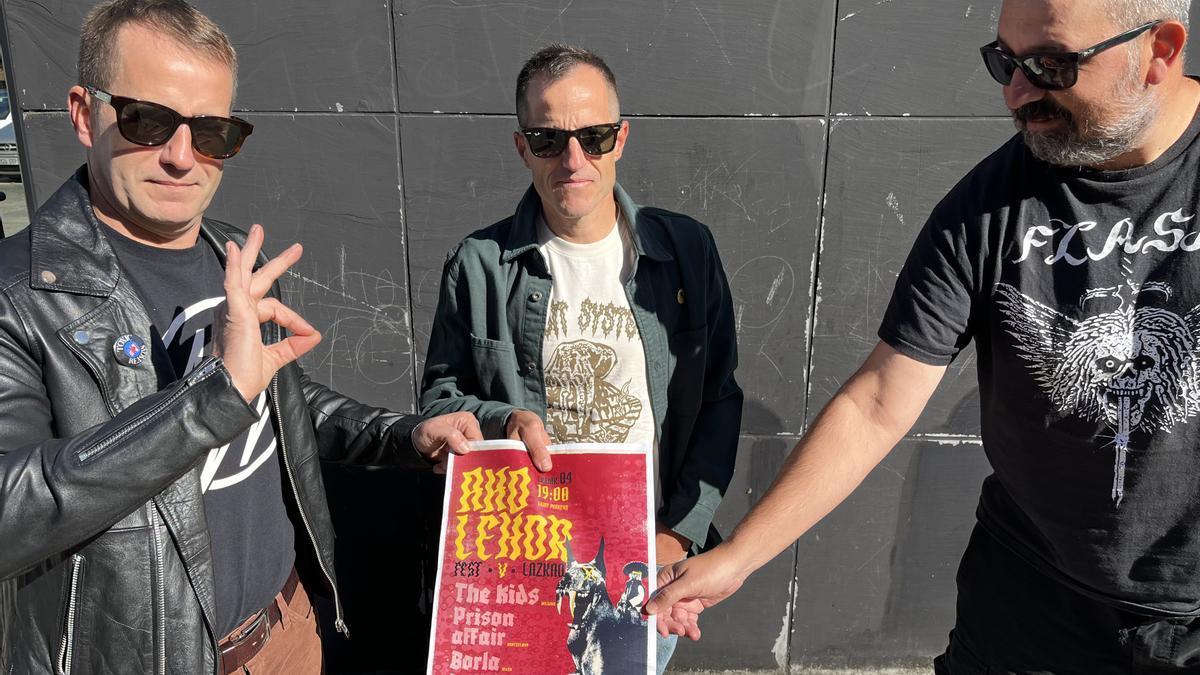 Joseba, Aitor y Aiert sujetando el cartel del festival Aho Lehor de este año.