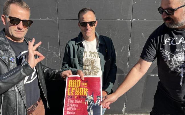 Joseba, Aitor y Aiert sujetando el cartel del festival Aho Lehor de este año.