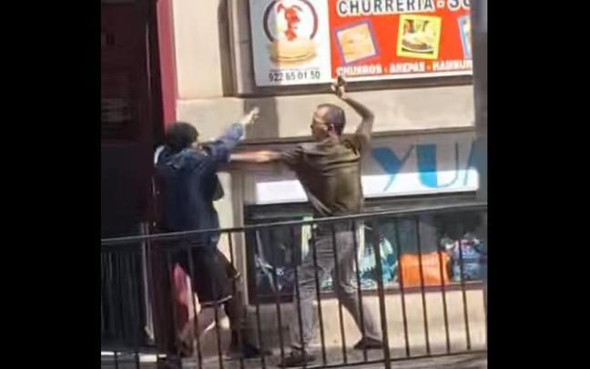 El churrero, tratando de agredir a un cliente.