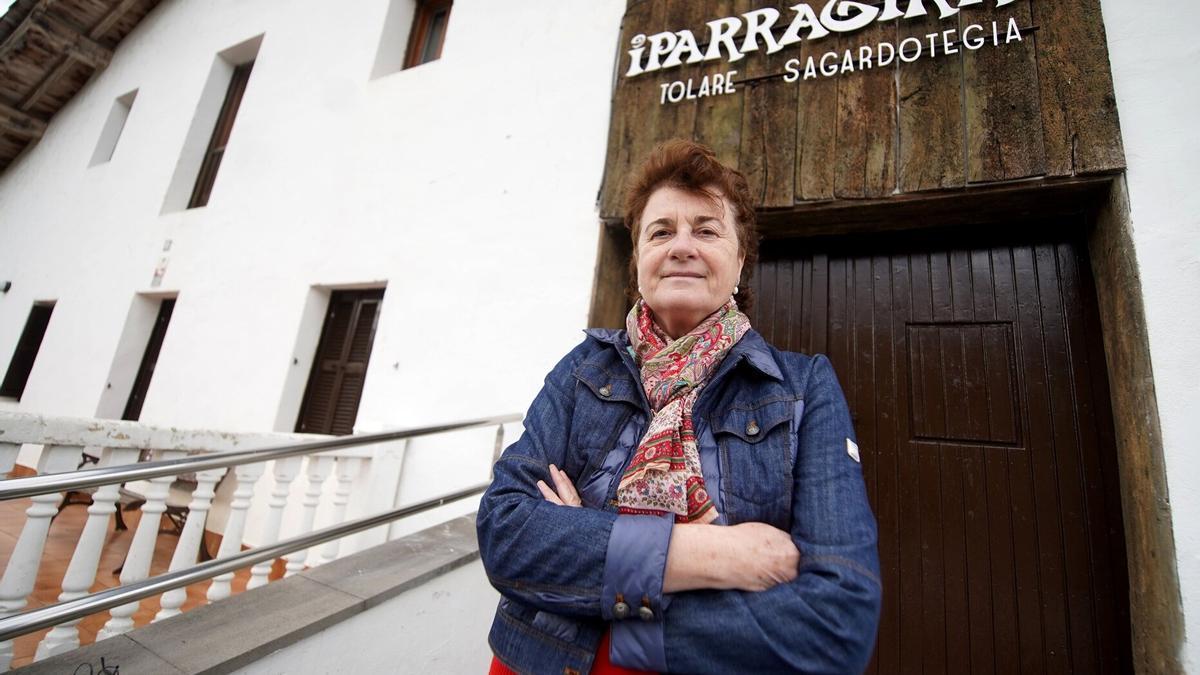 Arantza es la tercera generación de una familia ligada a la manzana.