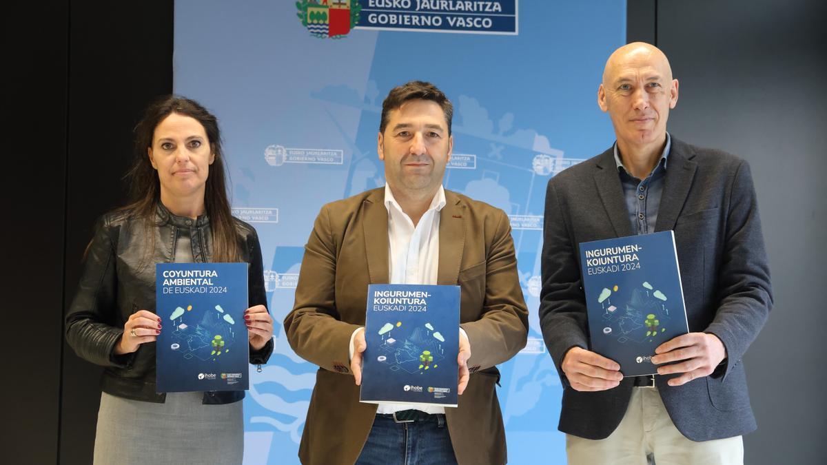 María García Flecha, directora de Estrategia e Innovación de Ihobe; Josu Bilbao, Viceconsejero de Medio Ambiente; y Alexander Boto, Director General de Ihobe