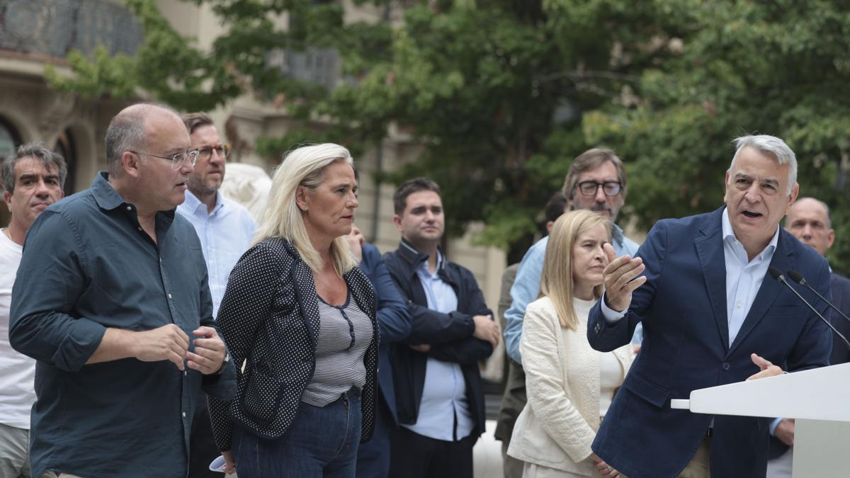 El presidente del PP de la CAV, Javier de Andrés, interviene ante la atenta mirada de Miguel Tellado y con Iñaki Oyarzábal a sus espaldas