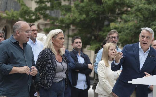 El presidente del PP de la CAV, Javier de Andrés, interviene ante la atenta mirada de Miguel Tellado y con Iñaki Oyarzábal a sus espaldas