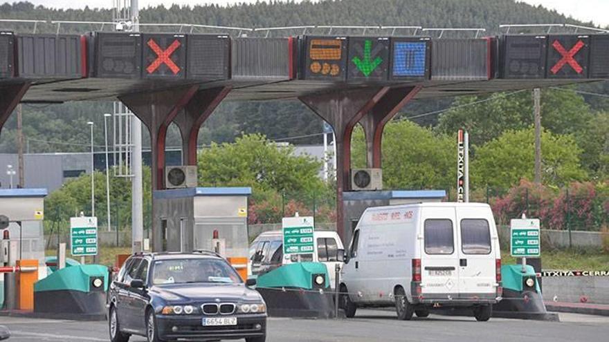 Los usuarios de las autopistas AP-8 y AP-1 deberán tener en cuenta distintas afecciones durante la noche de este miércoles. / D.DE HARO