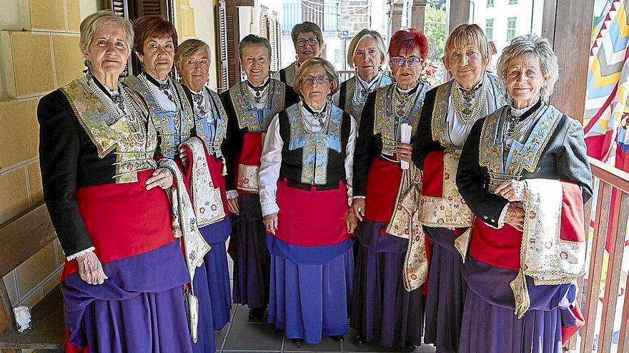 Las diez mujeres lanzadoras del cohete con motivo de la restauración de la indumentaria roncalesa posan en el balcón del Ayuntamiento de Roncal.