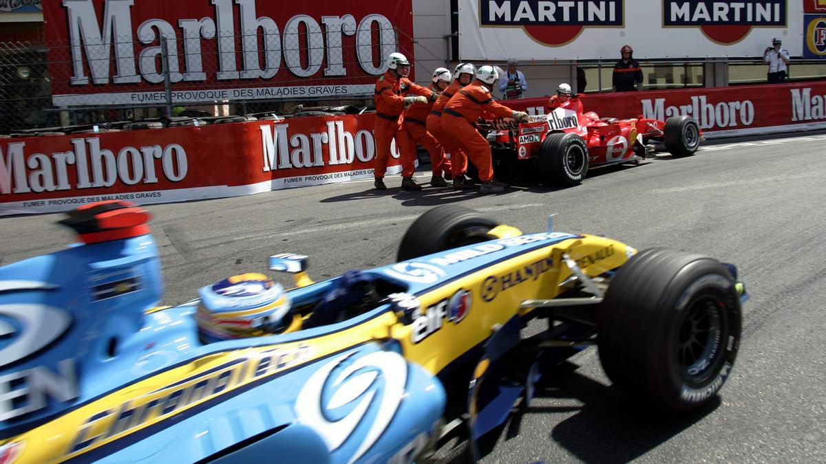 Schumacher, con el monoplaza Ferrari parado en la curva 'Rascasse' de Mónaco, con Fernando Alonso y su Renault al lado.