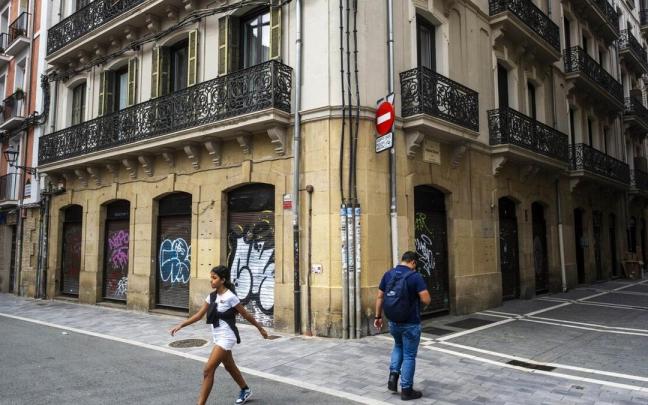 Imagen del local, que hace chaflán entre las calles Eslava y San Francisco, donde se instalará el negocio. Imagen del local, que hace chaflán entre las calles Eslava y San Francisco, donde se instalará el negocio.