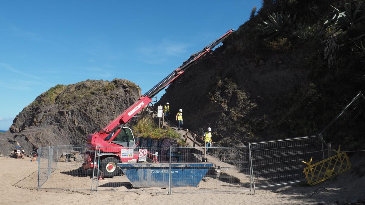 Las obras para retirar los elementos ajenos al Flysch Negro ya están en marcha.