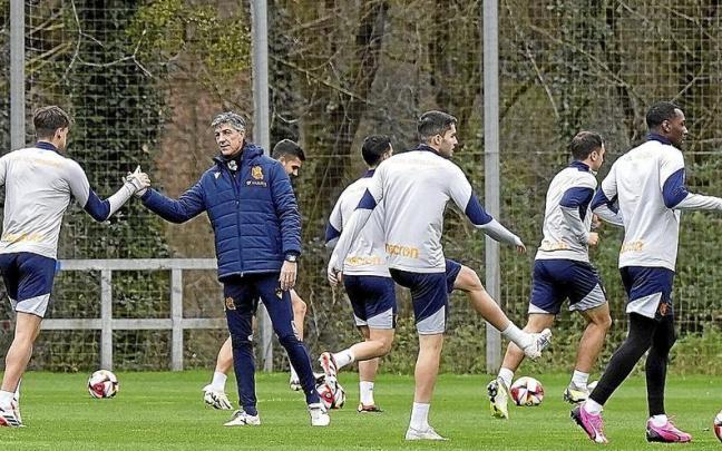 Los jugadores de la Real, durante un entrenamiento en Zubieta. / RUBEN PLAZA