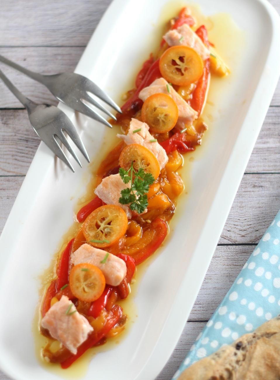 Ensalada de pimientos tricolor con salmón y kumquat