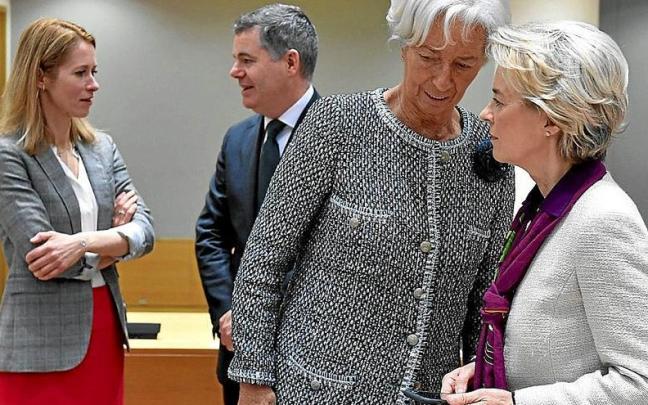 Christine Lagarde conversa con la presidenta de la Comisión Europea, Ursula von der Leyen.