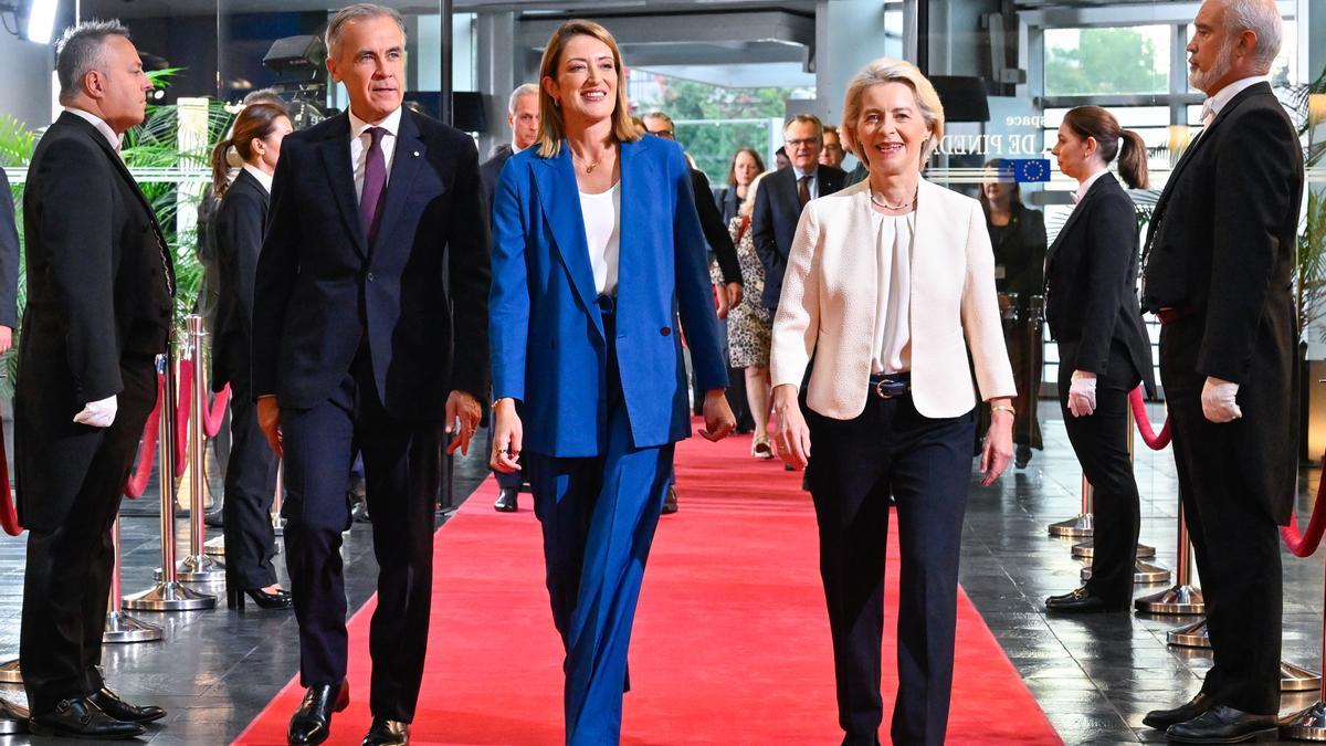 El primer ministro de Canadá, Mark Carney, junto a la presidenta de la Comisión Europea, Ursula von der Leyen, y la Presidenta del Parlamento Europeo, Roberta Metsola.