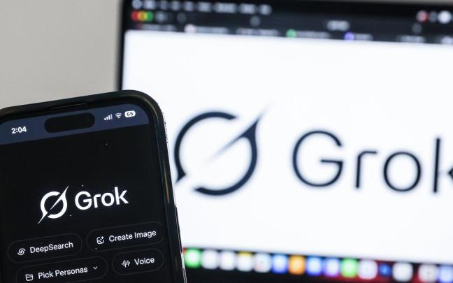 La IA de Grok, en un ordenador y un teléfono móvil.