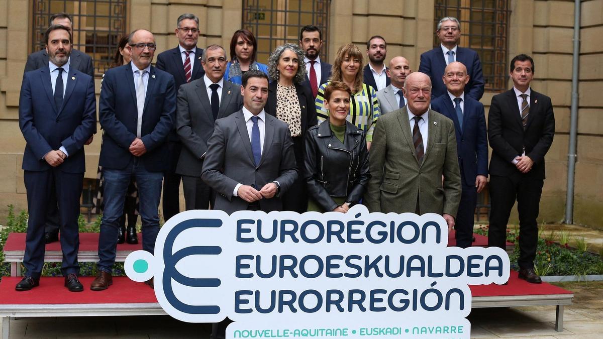 El lehendakari, Imanol Pradales, con la presidenta navarra, María Chivite, y el presidente de Nueva Aquitania, Alain Rousset, en una anterior reunión