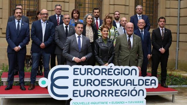 El lehendakari, Imanol Pradales, con la presidenta navarra, María Chivite, y el presidente de Nueva Aquitania, Alain Rousset, en una anterior reunión