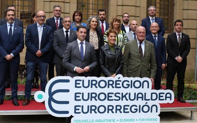 El lehendakari, Imanol Pradales, con la presidenta navarra, María Chivite, y el presidente de Nueva Aquitania, Alain Rousset, en una anterior reunión