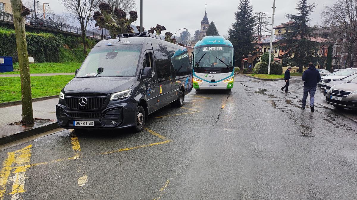 El autobús del servicio urbano de Azkoitia enlaza los distintos barrios de la localidad con el fin de mejorar la accesibilidad