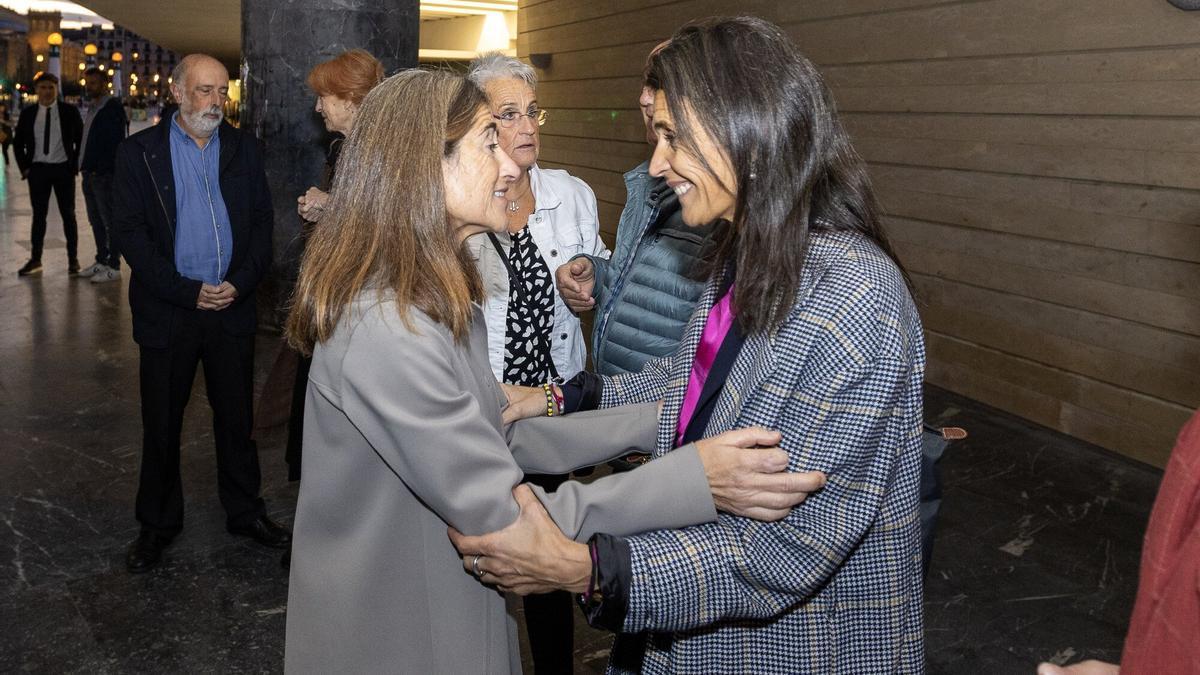 La consejera Nerea Melgosa saluda a Pili Zabala y Axun Lasa.