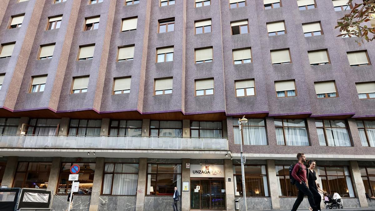 Vista exterior del Hotel Unzaga días antes de su cierre en octubre del año pasado y camino ahora de unas obras de acondicionamiento previas a su reapertura.
