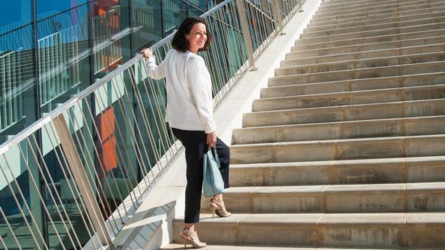 Una joven subiendo escaleras