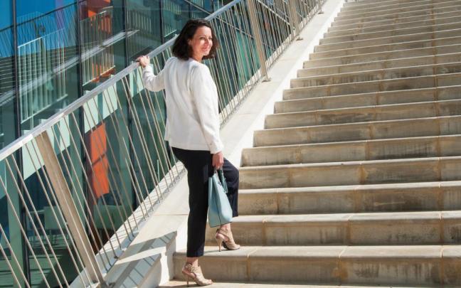 Una joven subiendo escaleras
