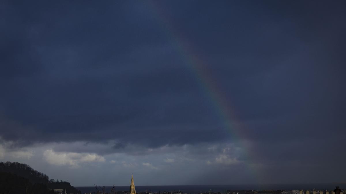 Vista de un arco iris sobre Donostia donde los cielos han estado muy nubosos este fin de semana.