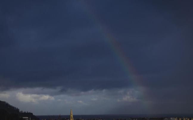 Vista de un arco iris sobre Donostia donde los cielos han estado muy nubosos este fin de semana.