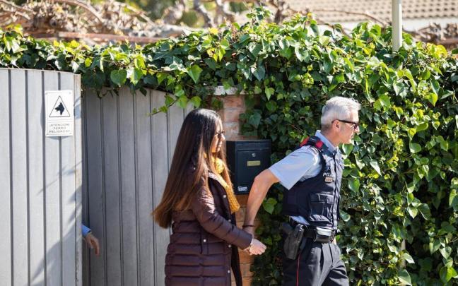 Un agente de los Mossos acompaña a Rosa Peral durante la reconstrucción del crimen. Un agente de los Mossos acompaña a Rosa Peral durante la reconstrucción del crimen.