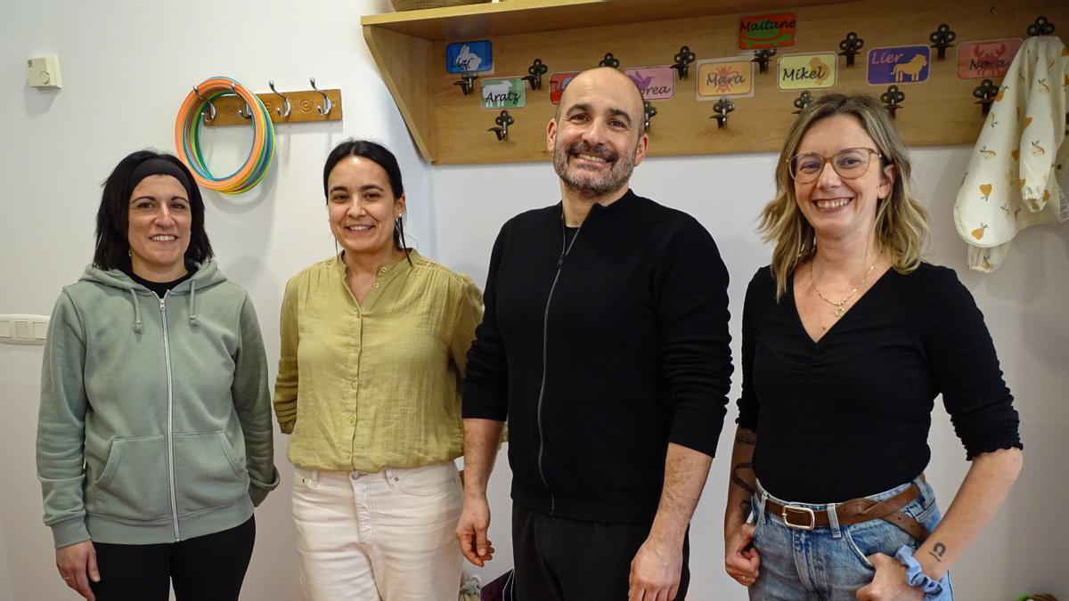Adur Ezenarro y Ainhoa Jiménez, a la derecha, junto a trabajadoras de Alotza.