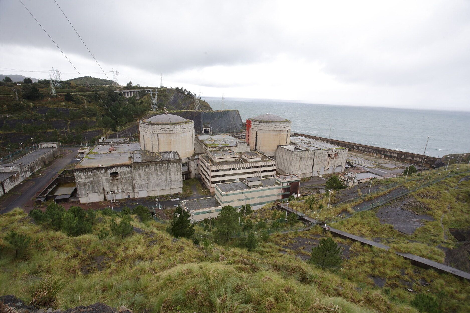 Vistas de la central nuclear de Lemoiz.